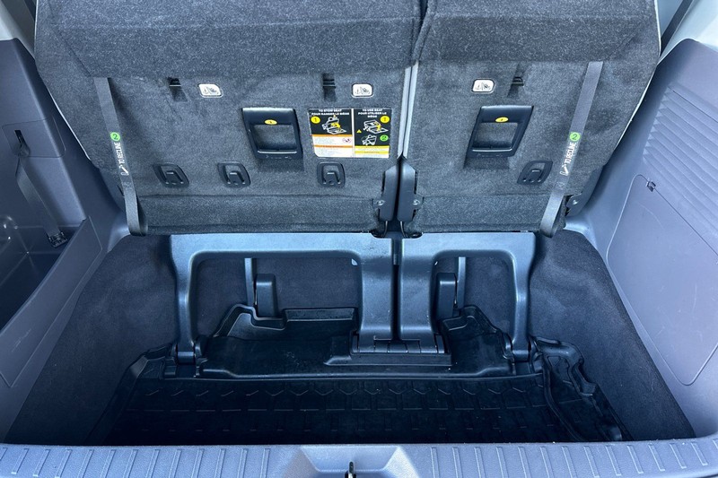 Toyota Sienna Vehicle Full-screen Gallery Image 16