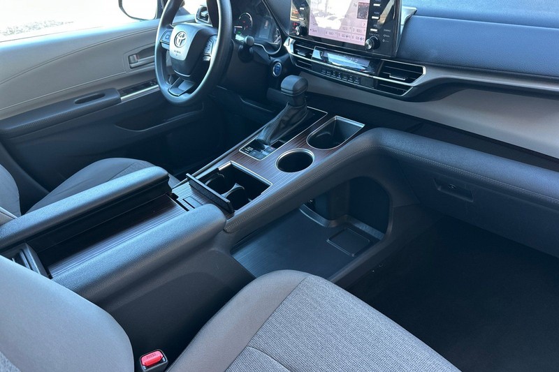 Toyota Sienna Vehicle Full-screen Gallery Image 17