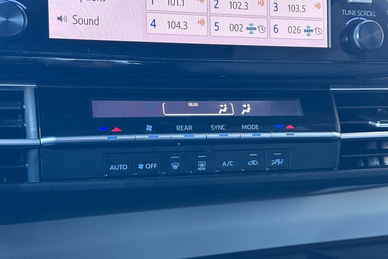 Toyota Sienna Vehicle Full-screen Gallery Image 21