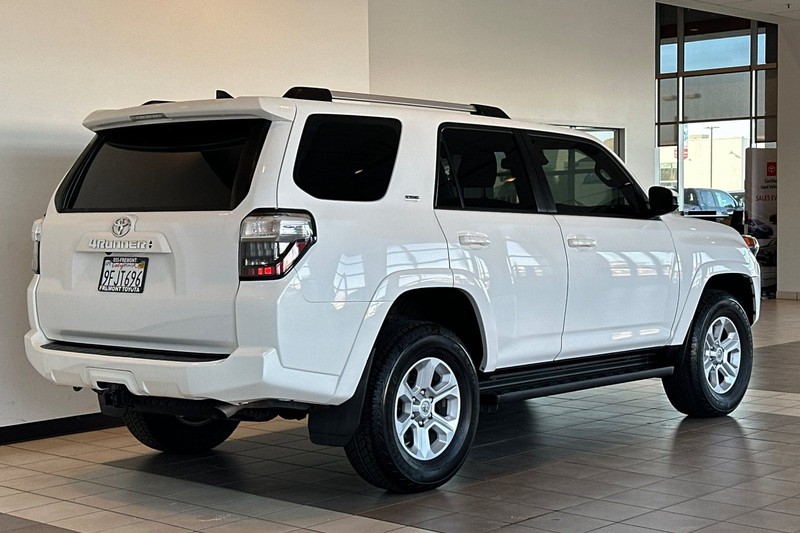 Toyota 4Runner Vehicle Full-screen Gallery Image 04