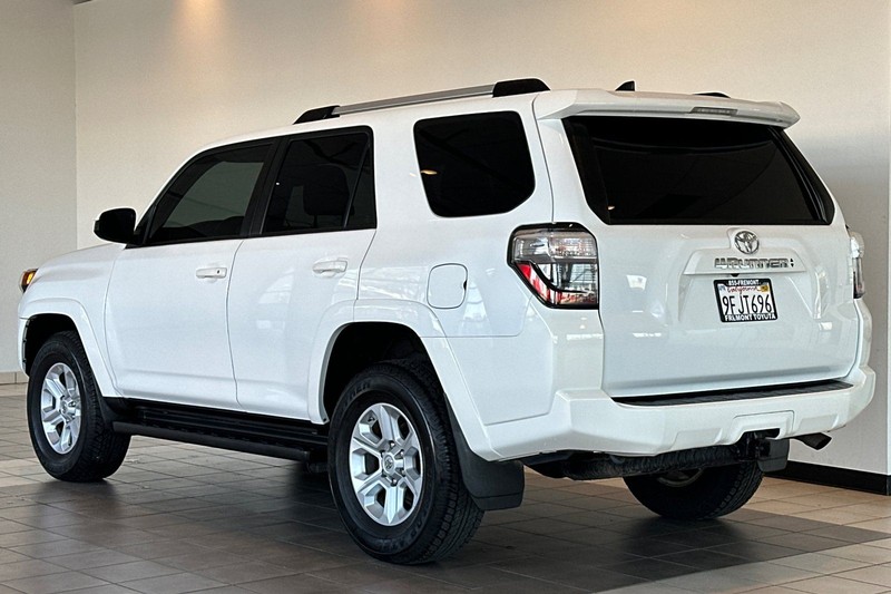 Toyota 4Runner Vehicle Full-screen Gallery Image 06