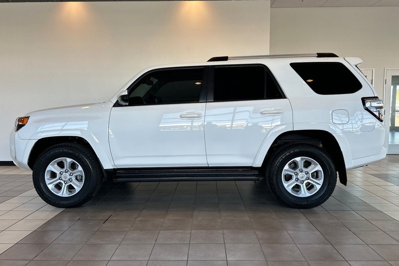 Toyota 4Runner Vehicle Full-screen Gallery Image 07