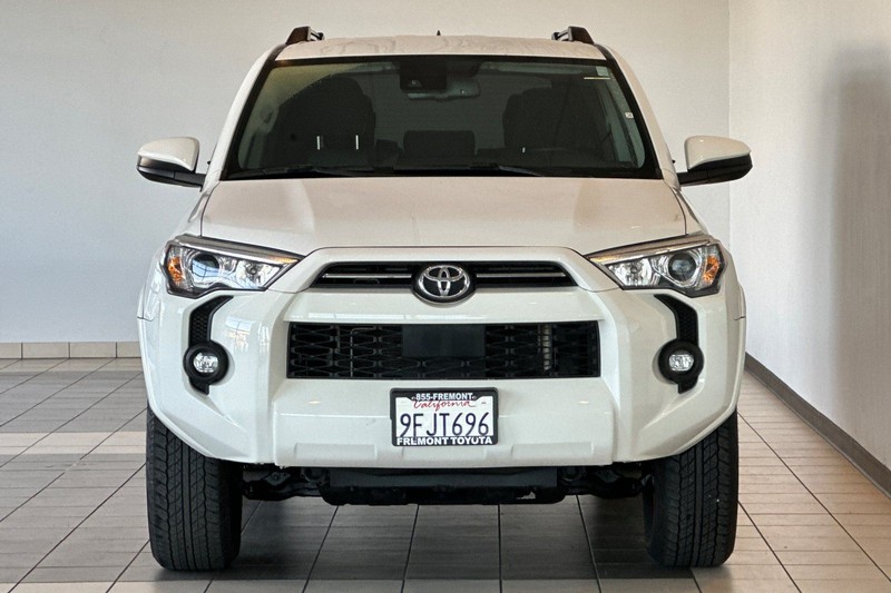 Toyota 4Runner Vehicle Full-screen Gallery Image 09