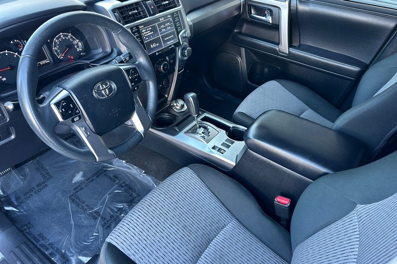 Toyota 4Runner Vehicle Full-screen Gallery Image 10