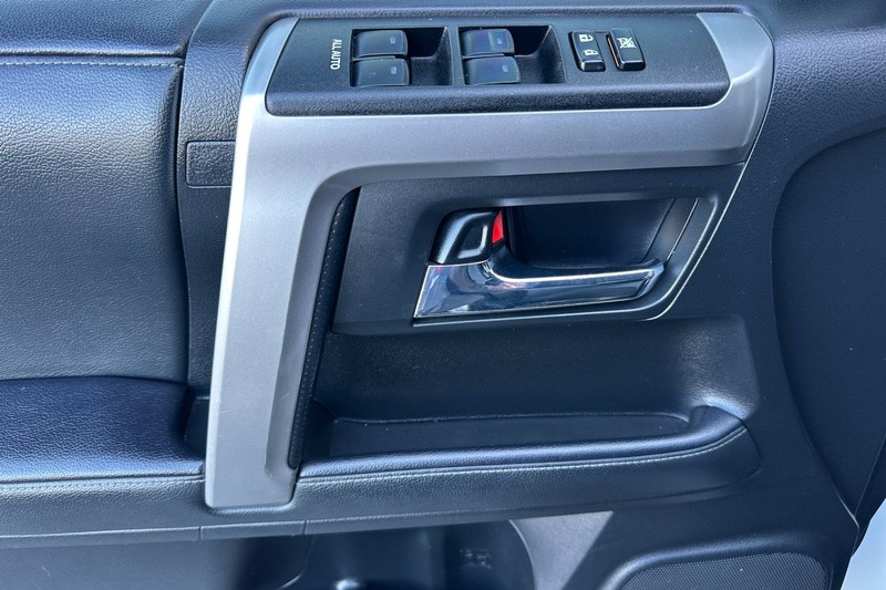 Toyota 4Runner Vehicle Full-screen Gallery Image 11