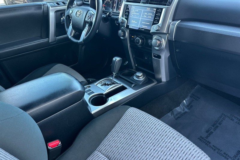 Toyota 4Runner Vehicle Full-screen Gallery Image 16