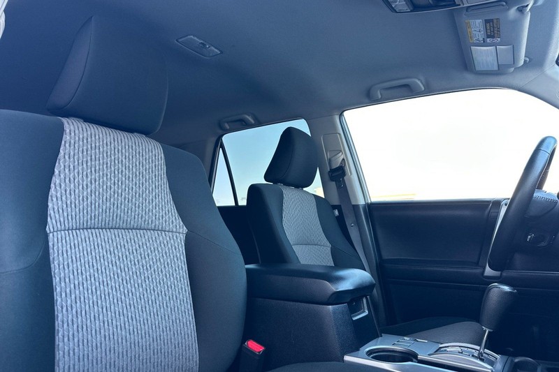 Toyota 4Runner Vehicle Full-screen Gallery Image 17