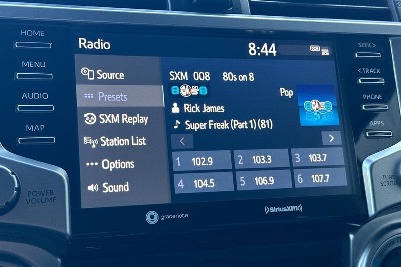 Toyota 4Runner Vehicle Full-screen Gallery Image 18