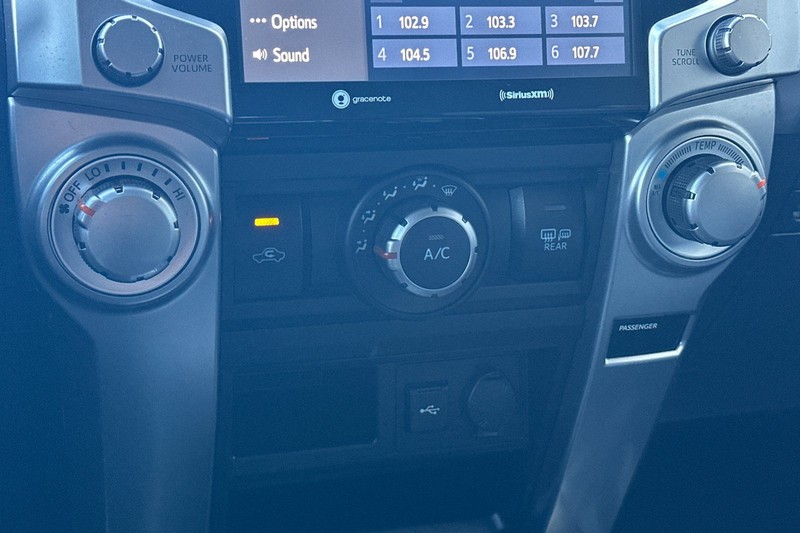 Toyota 4Runner Vehicle Full-screen Gallery Image 20