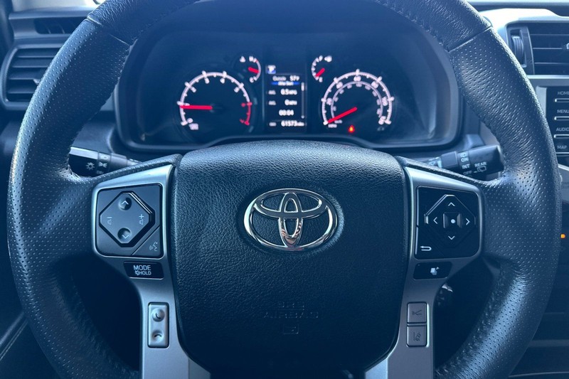 Toyota 4Runner Vehicle Full-screen Gallery Image 23