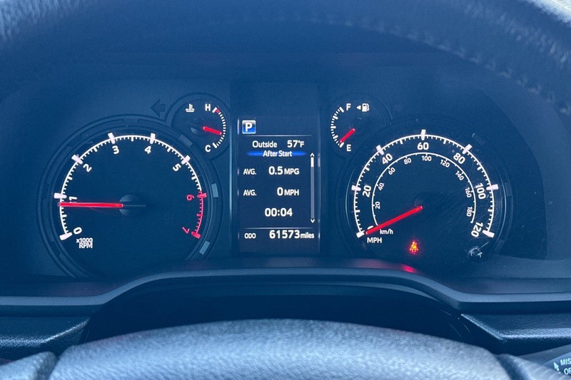 Toyota 4Runner Vehicle Full-screen Gallery Image 24