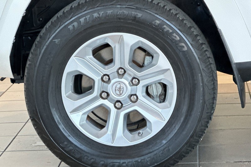 Toyota 4Runner Vehicle Full-screen Gallery Image 26