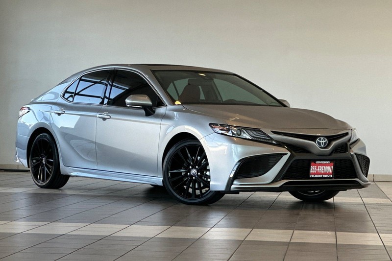 Toyota Camry Vehicle Full-screen Gallery Image 02