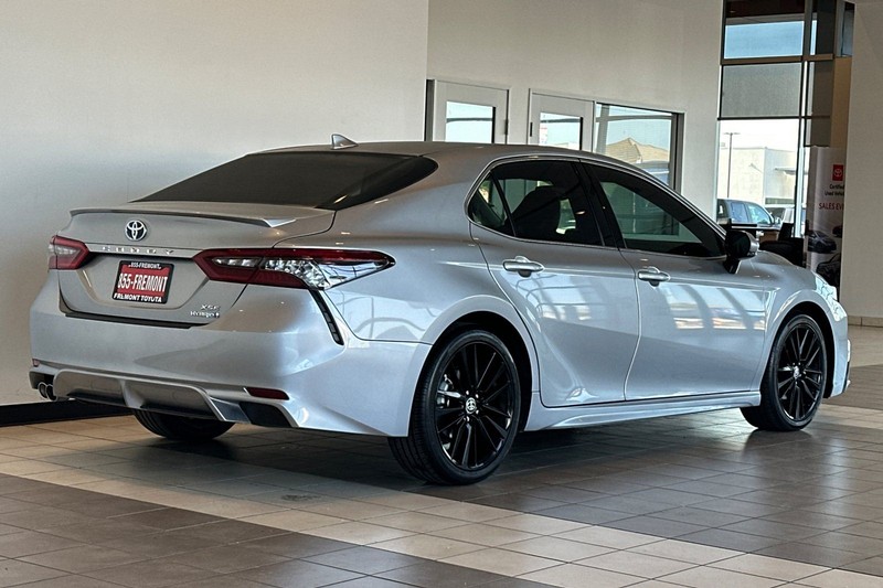 Toyota Camry Vehicle Full-screen Gallery Image 04