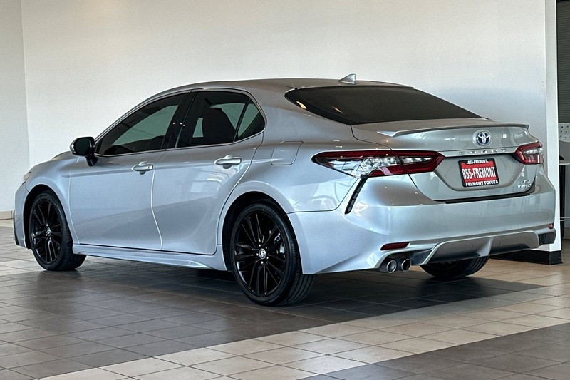 Toyota Camry Vehicle Full-screen Gallery Image 06