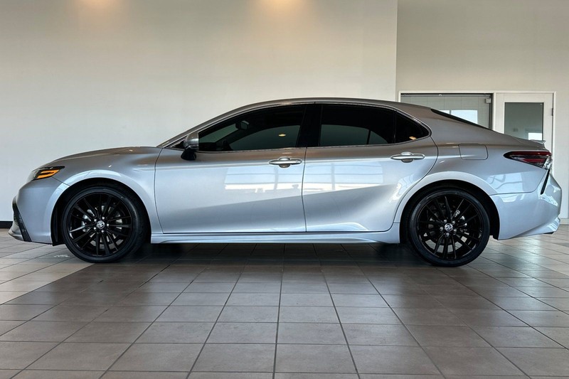 Toyota Camry Vehicle Full-screen Gallery Image 07