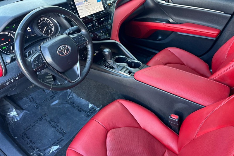 Toyota Camry Vehicle Full-screen Gallery Image 10