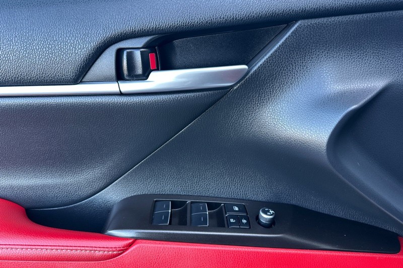 Toyota Camry Vehicle Full-screen Gallery Image 11