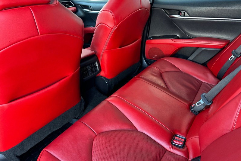 Toyota Camry Vehicle Full-screen Gallery Image 12