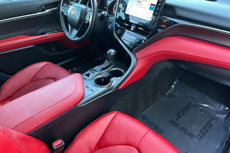 Toyota Camry Vehicle Full-screen Gallery Image 15