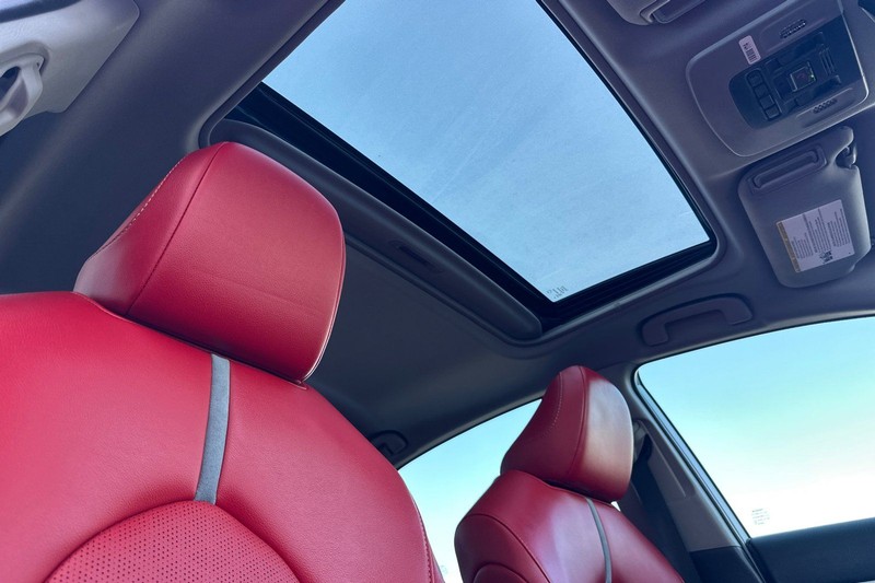 Toyota Camry Vehicle Full-screen Gallery Image 16