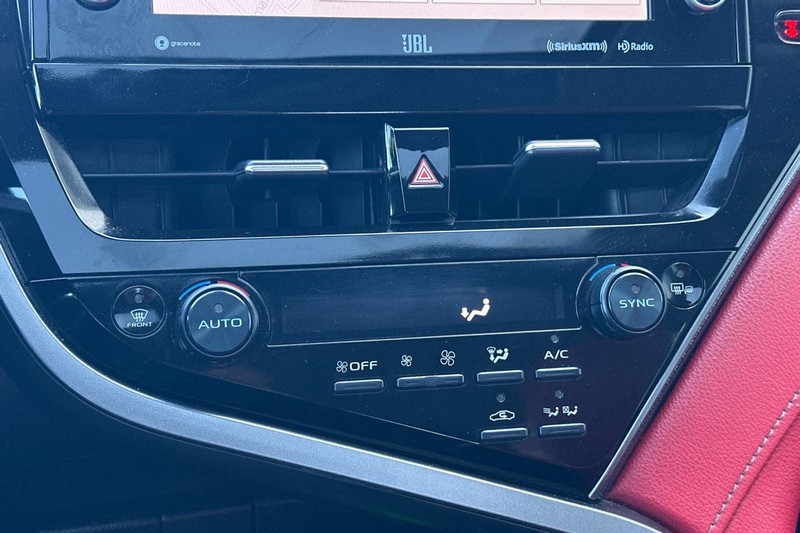 Toyota Camry Vehicle Full-screen Gallery Image 20