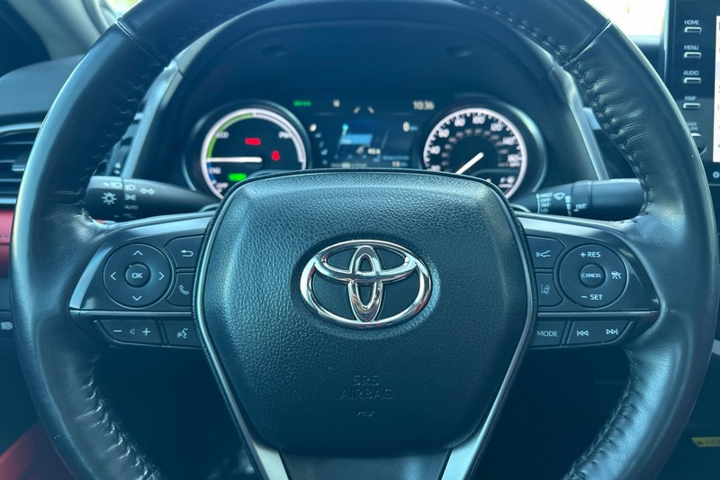 Toyota Camry Vehicle Full-screen Gallery Image 23