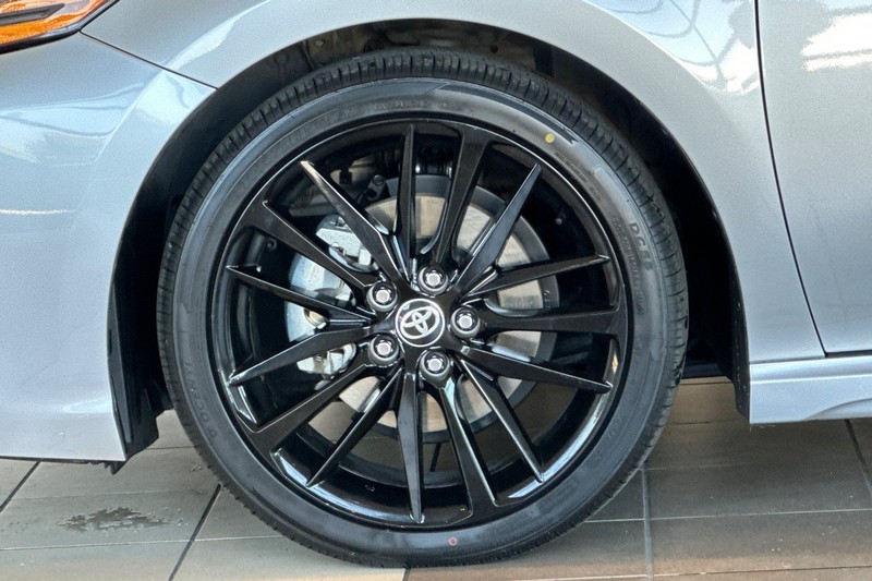 Toyota Camry Vehicle Full-screen Gallery Image 26