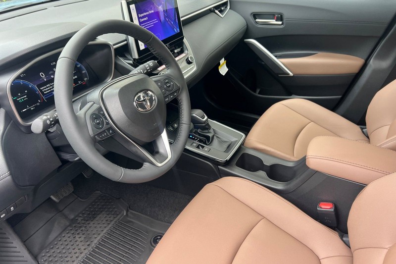 Toyota Corolla Cross Vehicle Full-screen Gallery Image 08