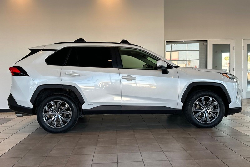 Toyota RAV4 Vehicle Full-screen Gallery Image 03