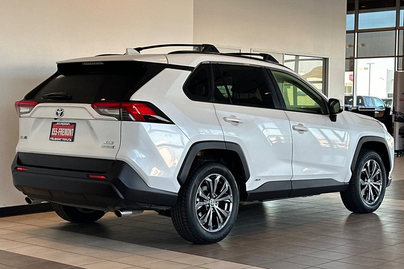 Toyota RAV4 Vehicle Full-screen Gallery Image 04