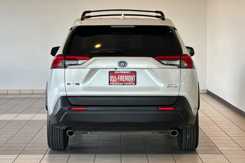 Toyota RAV4 Vehicle Full-screen Gallery Image 05