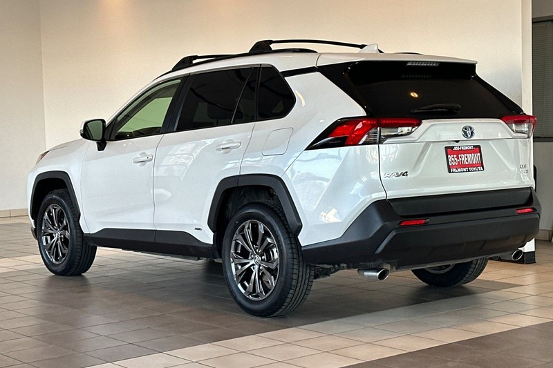 Toyota RAV4 Vehicle Full-screen Gallery Image 06