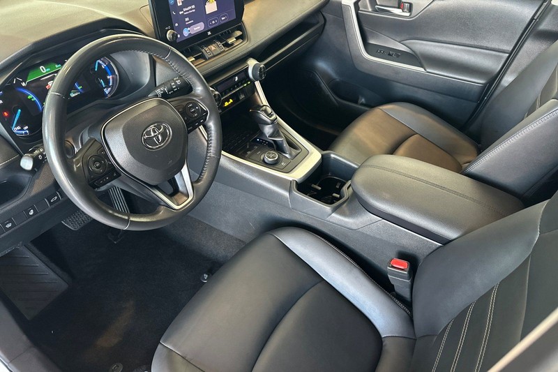 Toyota RAV4 Vehicle Full-screen Gallery Image 10