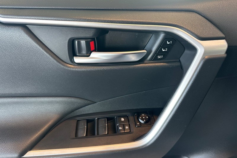 Toyota RAV4 Vehicle Full-screen Gallery Image 11