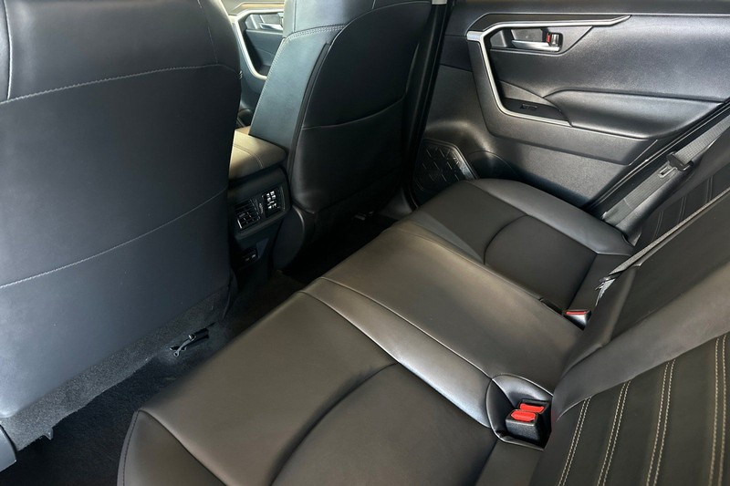 Toyota RAV4 Vehicle Full-screen Gallery Image 12