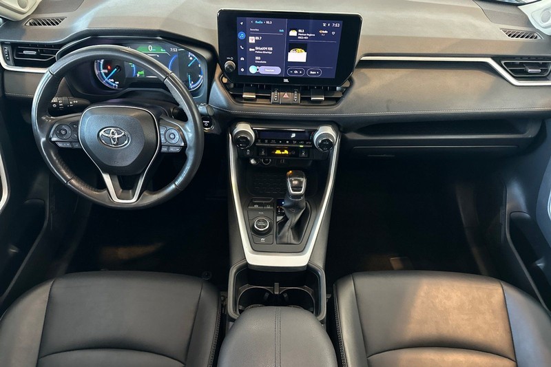 Toyota RAV4 Vehicle Full-screen Gallery Image 13