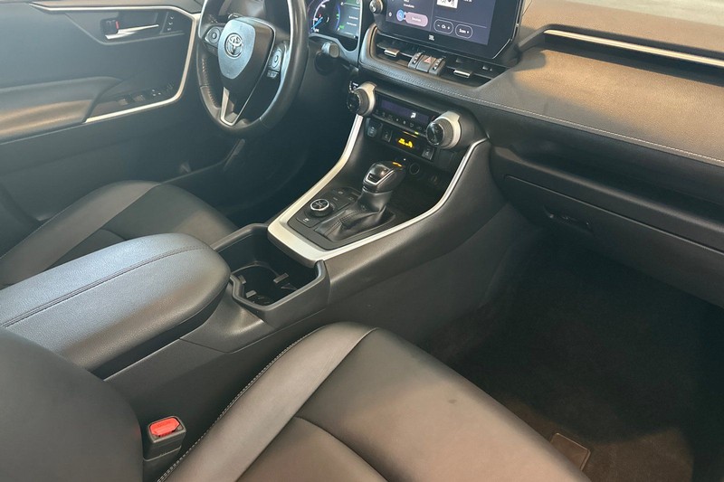 Toyota RAV4 Vehicle Full-screen Gallery Image 16