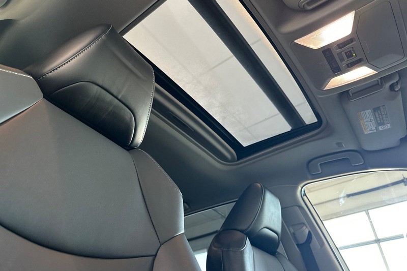 Toyota RAV4 Vehicle Full-screen Gallery Image 17