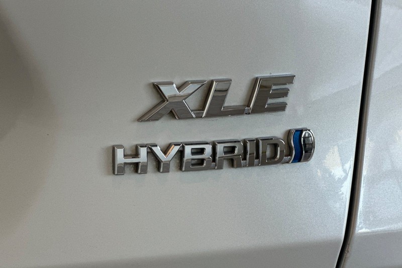 Toyota RAV4 Vehicle Full-screen Gallery Image 28