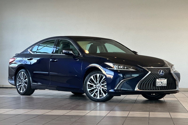 Lexus ES Vehicle Full-screen Gallery Image 02