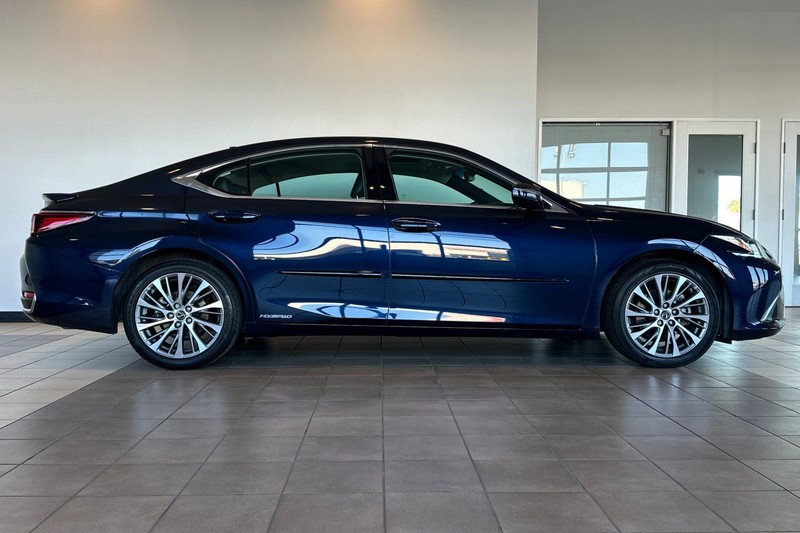 Lexus ES Vehicle Full-screen Gallery Image 03