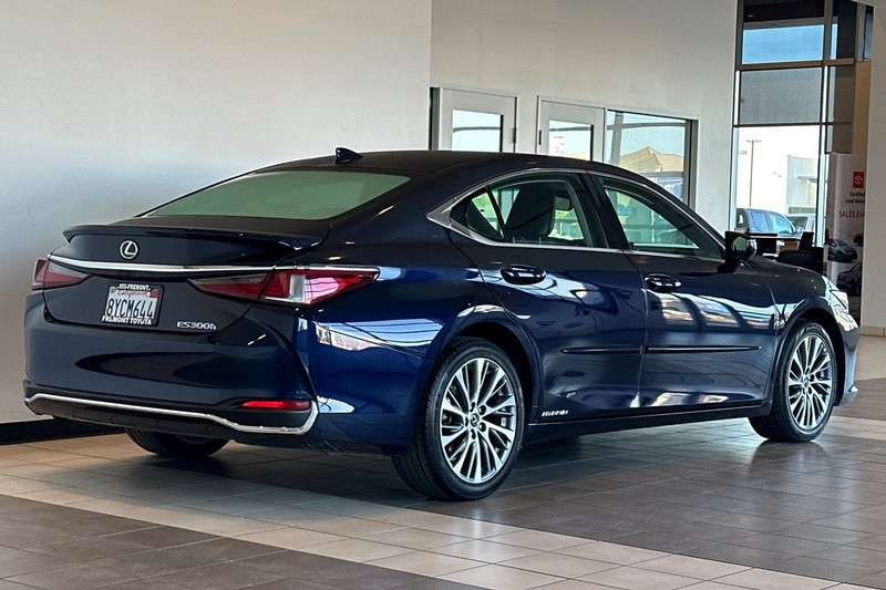 Lexus ES Vehicle Full-screen Gallery Image 04