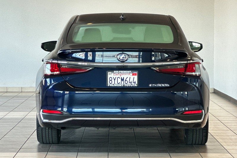 Lexus ES Vehicle Full-screen Gallery Image 05