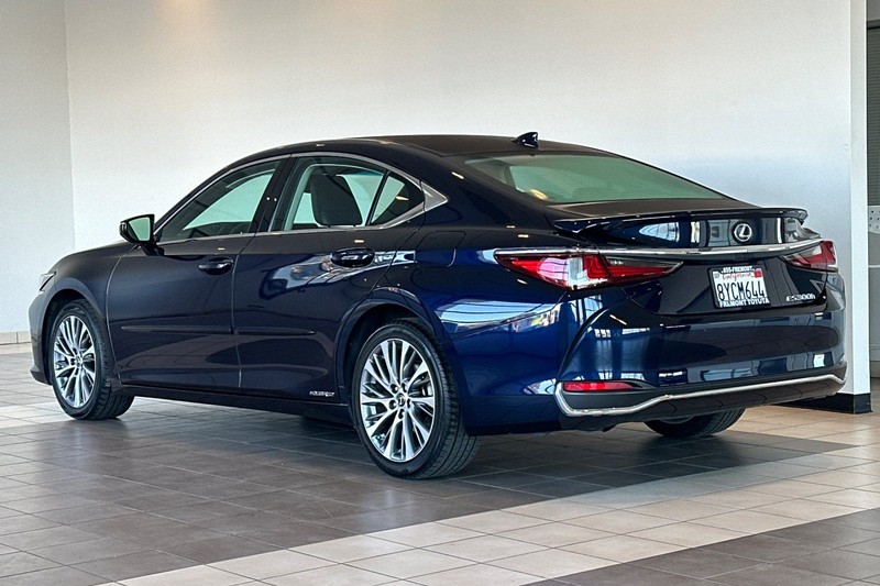 Lexus ES Vehicle Full-screen Gallery Image 06