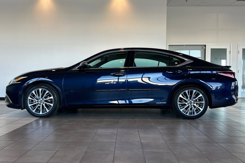 Lexus ES Vehicle Full-screen Gallery Image 07