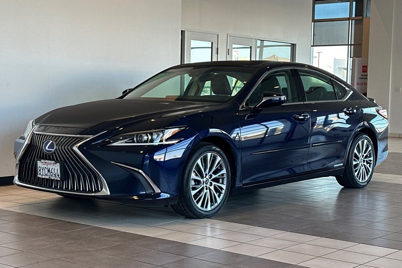 Lexus ES Vehicle Full-screen Gallery Image 08