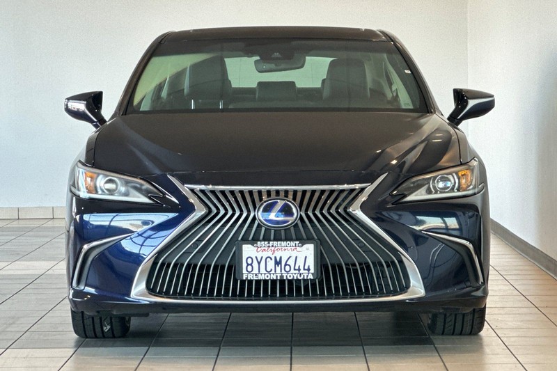 Lexus ES Vehicle Full-screen Gallery Image 09