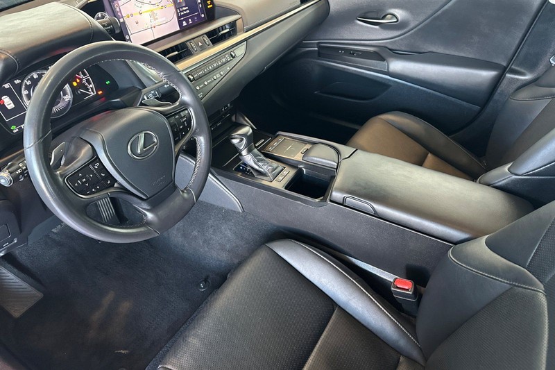 Lexus ES Vehicle Full-screen Gallery Image 10