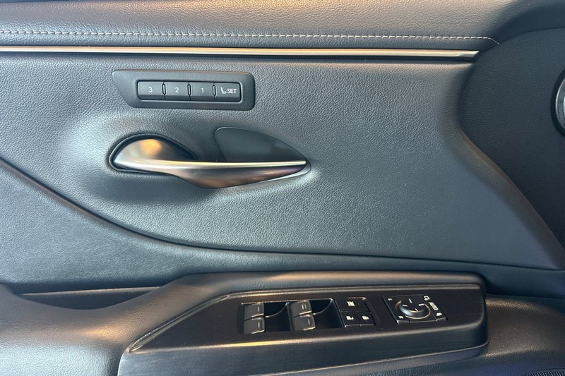 Lexus ES Vehicle Full-screen Gallery Image 11